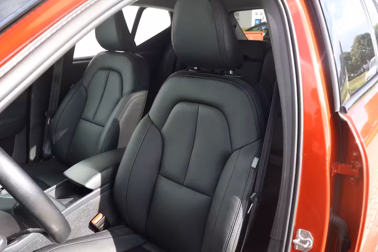 Volvo XC40 1.5 T5 Recharge R-Design Heel compleet | Nieuw Leer | Fusion Red | Trekhaak |