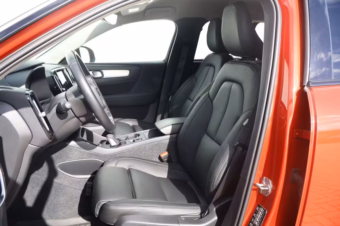 Volvo XC40 1.5 T5 Recharge R-Design Heel compleet | Nieuw Leer | Fusion Red | Trekhaak |