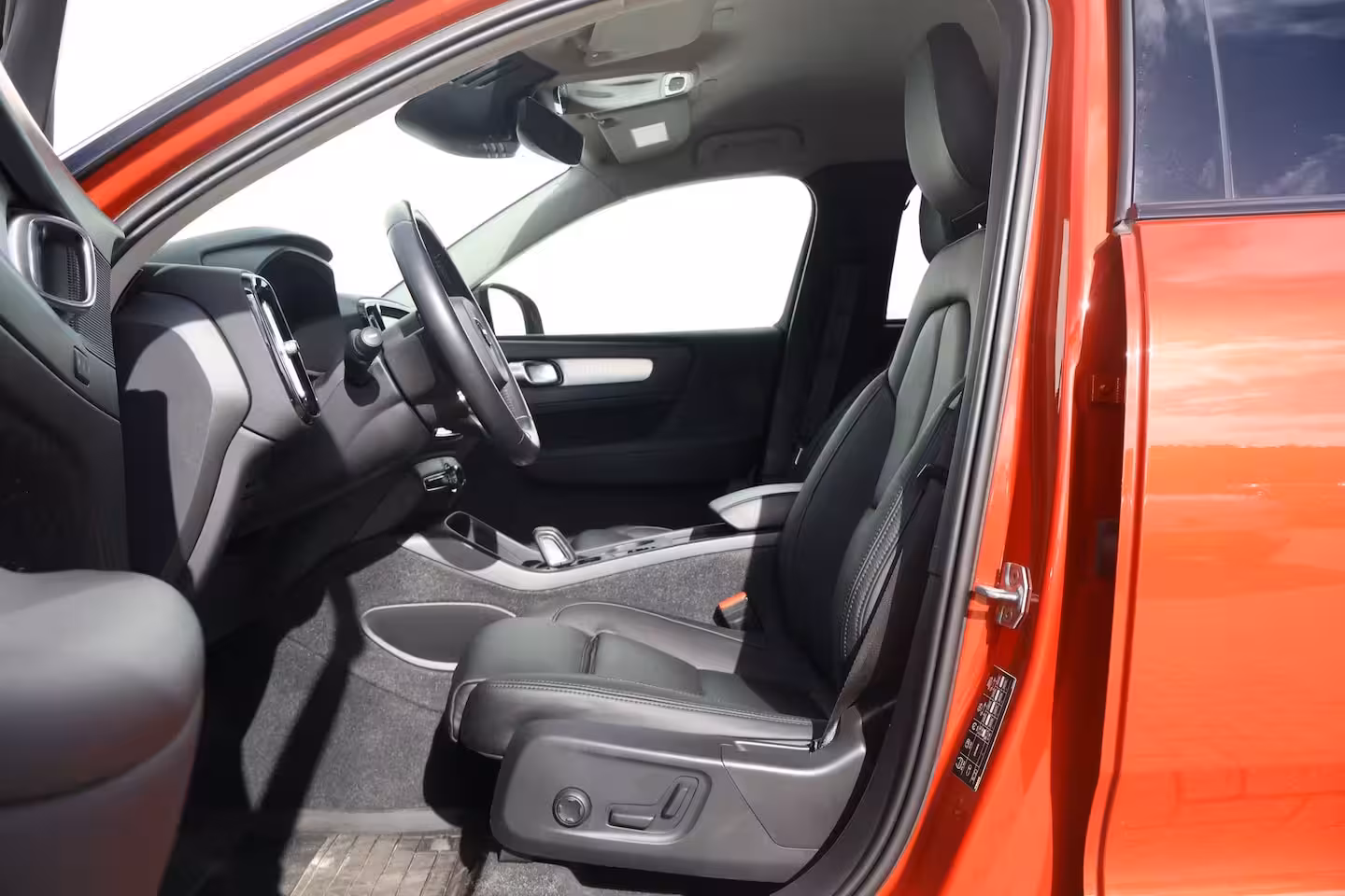 Volvo XC40 1.5 T5 Recharge R-Design Heel compleet | Nieuw Leer | Fusion Red | Trekhaak |
