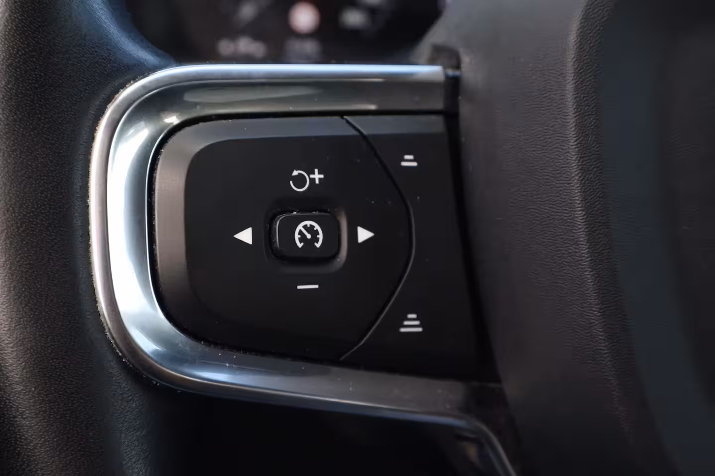 Volvo XC40 1.5 T5 Recharge R-Design Heel compleet | Nieuw Leer | Fusion Red | Trekhaak |