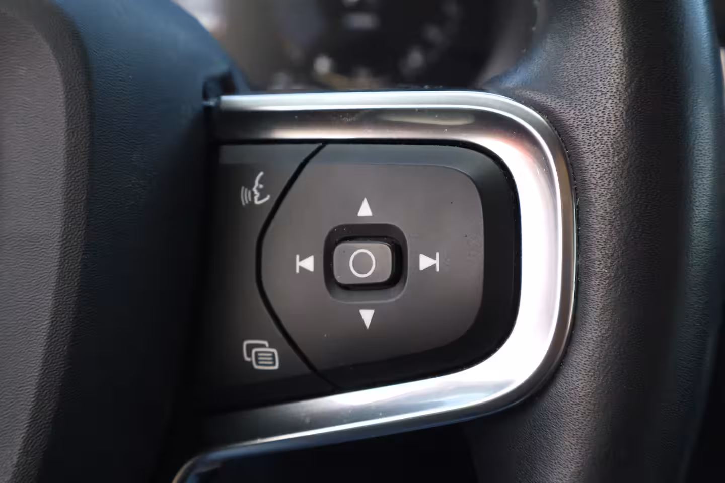 Volvo XC40 1.5 T5 Recharge R-Design Heel compleet | Nieuw Leer | Fusion Red | Trekhaak |