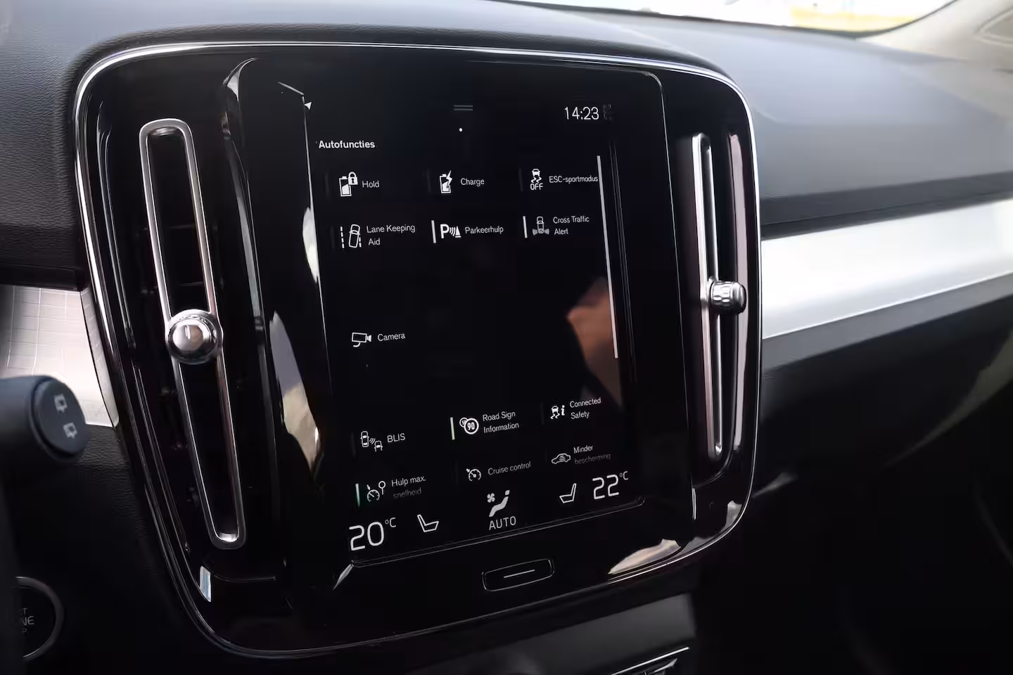 Volvo XC40 1.5 T5 Recharge R-Design Heel compleet | Nieuw Leer | Fusion Red | Trekhaak |
