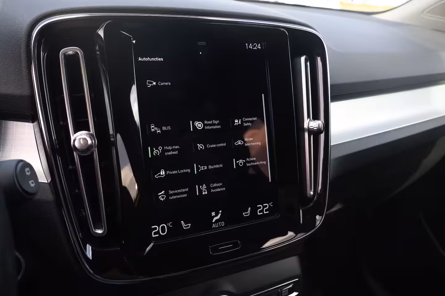 Volvo XC40 1.5 T5 Recharge R-Design Heel compleet | Nieuw Leer | Fusion Red | Trekhaak |