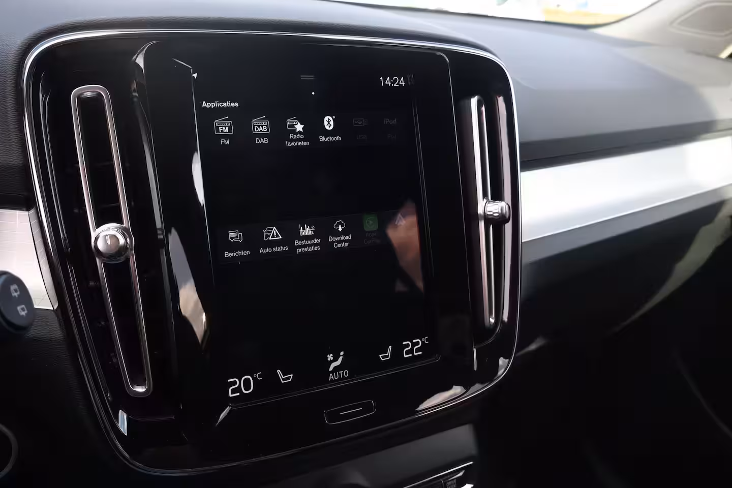 Volvo XC40 1.5 T5 Recharge R-Design Heel compleet | Nieuw Leer | Fusion Red | Trekhaak |
