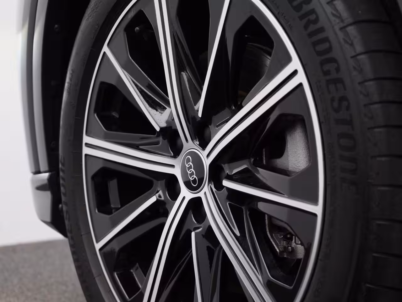Audi Q4 e-tron 50 quattro Advanced edition 77 kWh 299 PK | Navigatie | Stoel + stuurverwarming | Comfortp