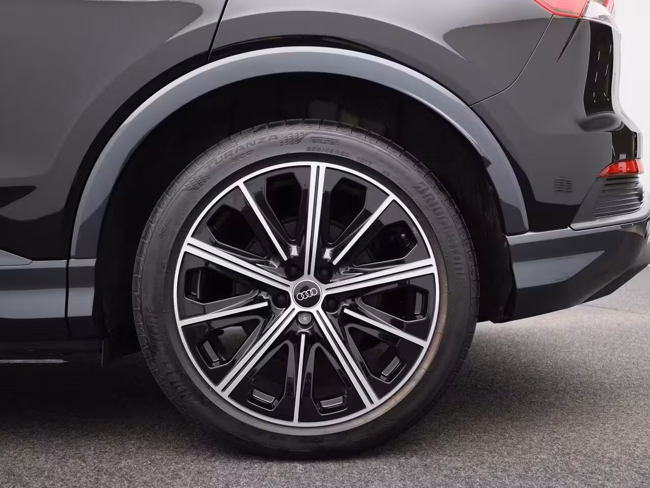 Audi Q4 e-tron 50 quattro Advanced edition 77 kWh 299 PK | Navigatie | Stoel + stuurverwarming | Comfortp