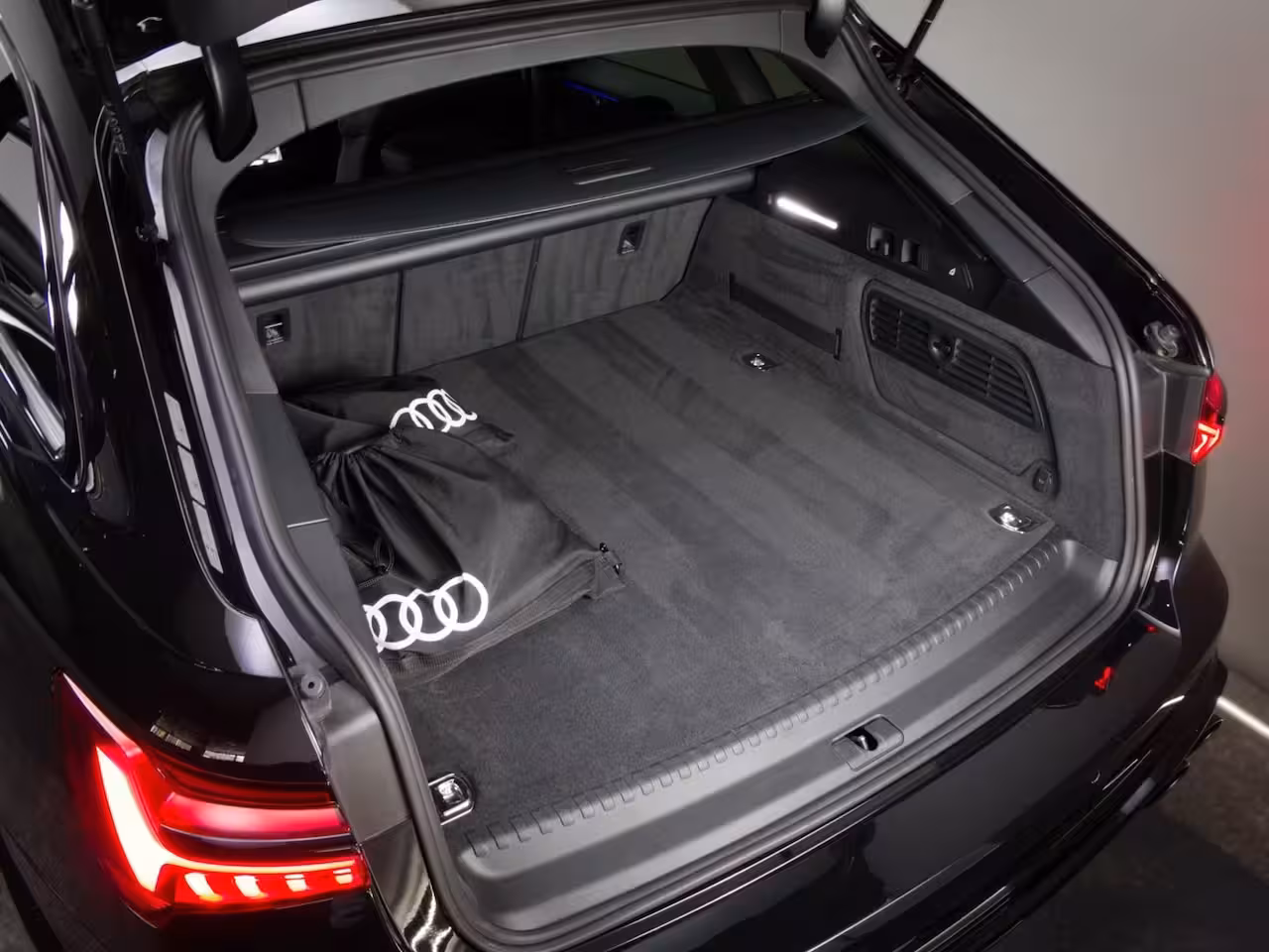 Audi A6 Avant 55 TFSI e quattro Competition S-Line Edition (MAXTON, PANO, B&O, SFEERVERLICHTING, HEAD-UP