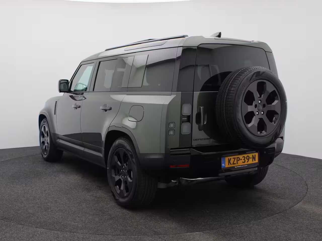 Land Rover Defender 110 2.0 P300e 110 Forest Edition