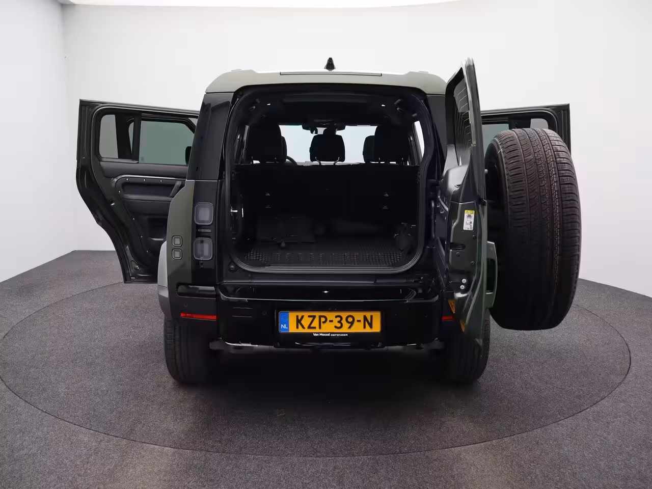 Land Rover Defender 110 2.0 P300e 110 Forest Edition
