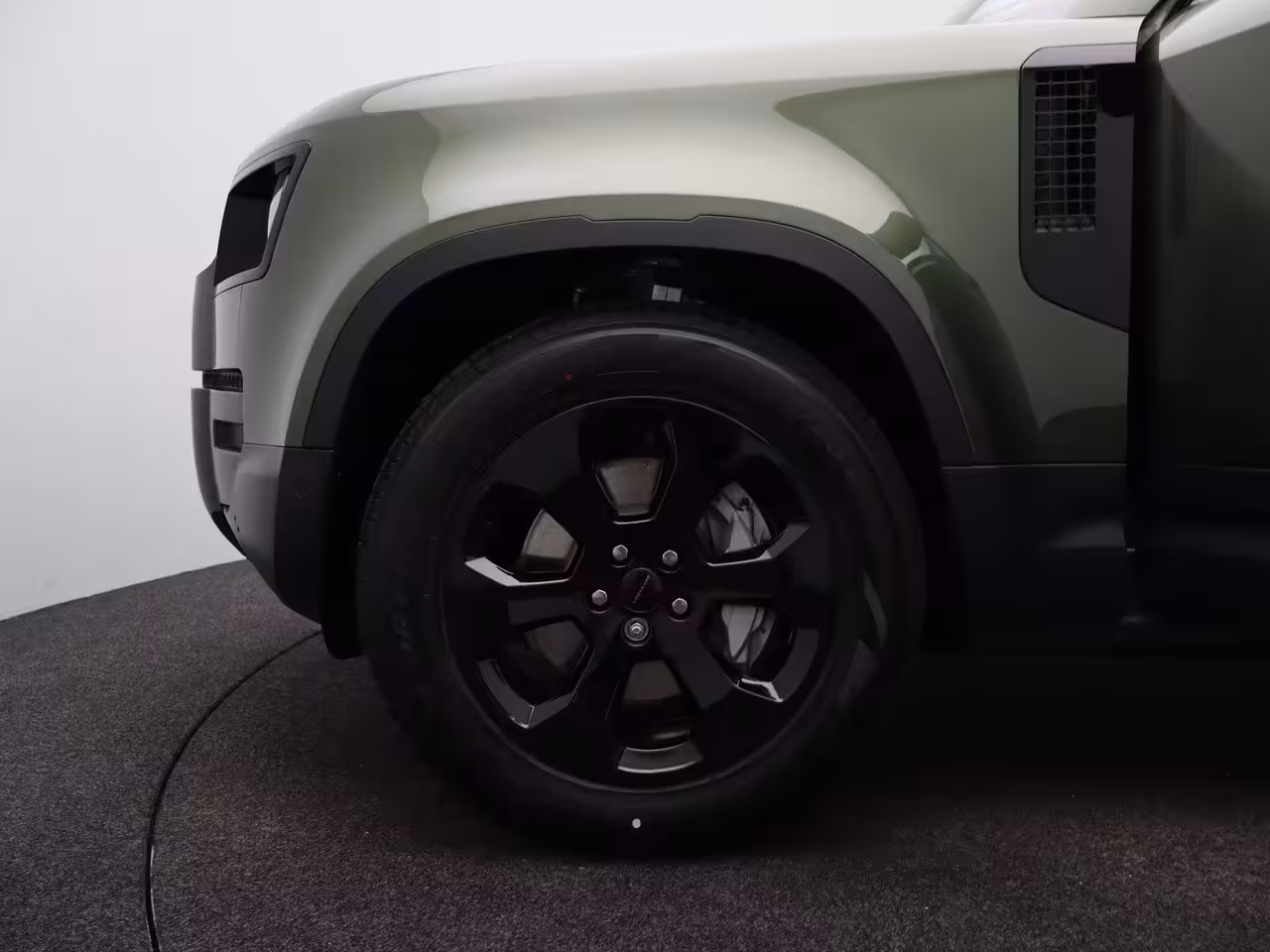 Land Rover Defender 110 2.0 P300e 110 Forest Edition
