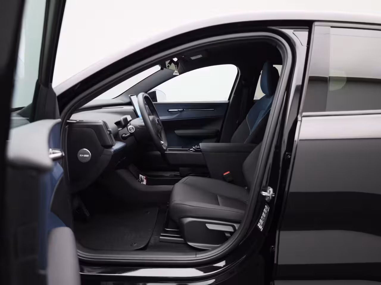 Volvo EX30 Single Motor Extended Range Plus | Trekhaak | SOH 96, 8 %