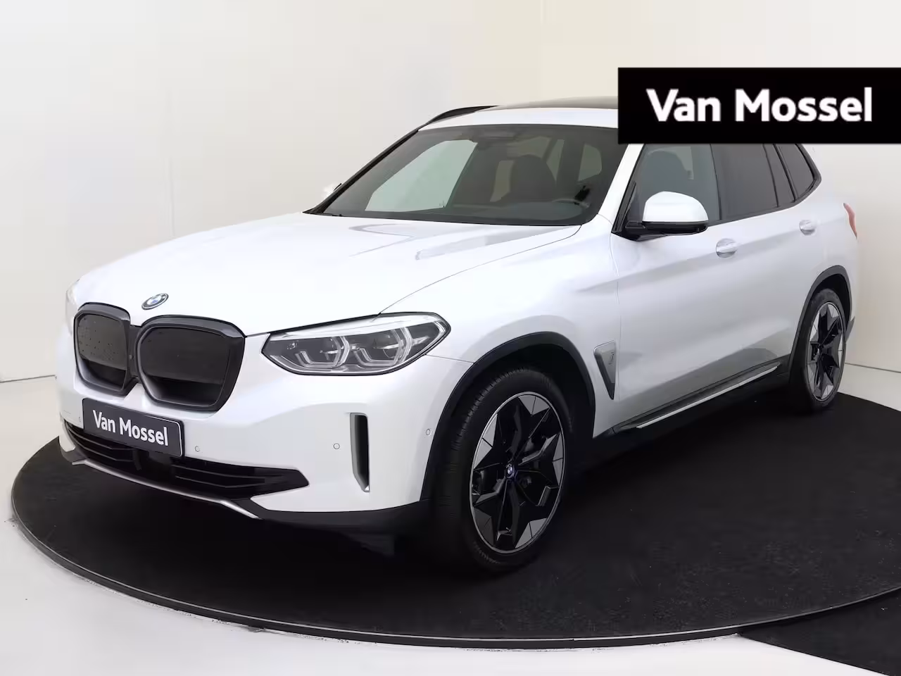 BMW iX3 High Executive 80 kWh | Shadow line pack | Trekhaak | Panoramadak | Apple carplay | Stoelv