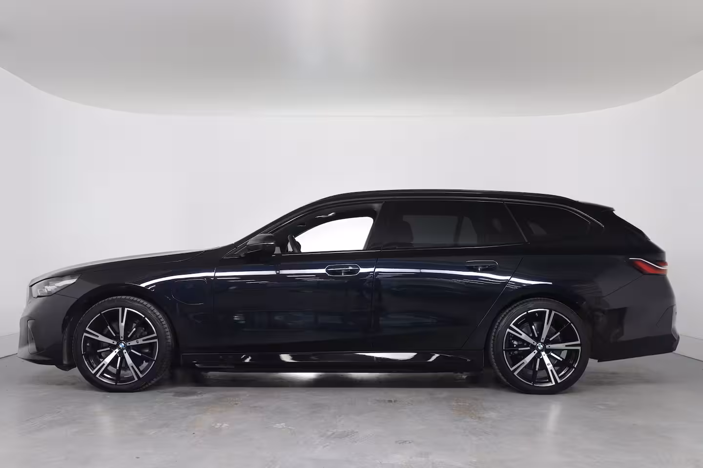 BMW 5-serie Touring 530e M Sport Edition | Harman/Kardon | Panoramadak | Memoryzetels | Luchtvering | LED | Sf