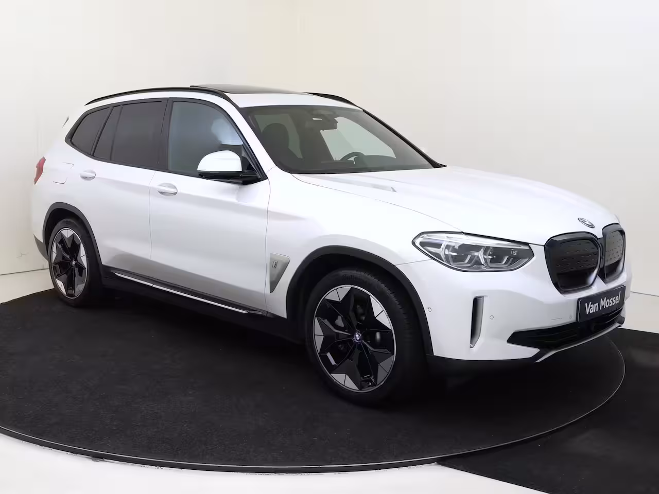 BMW iX3 High Executive 80 kWh | Shadow line pack | Trekhaak | Panoramadak | Apple carplay | Stoelv
