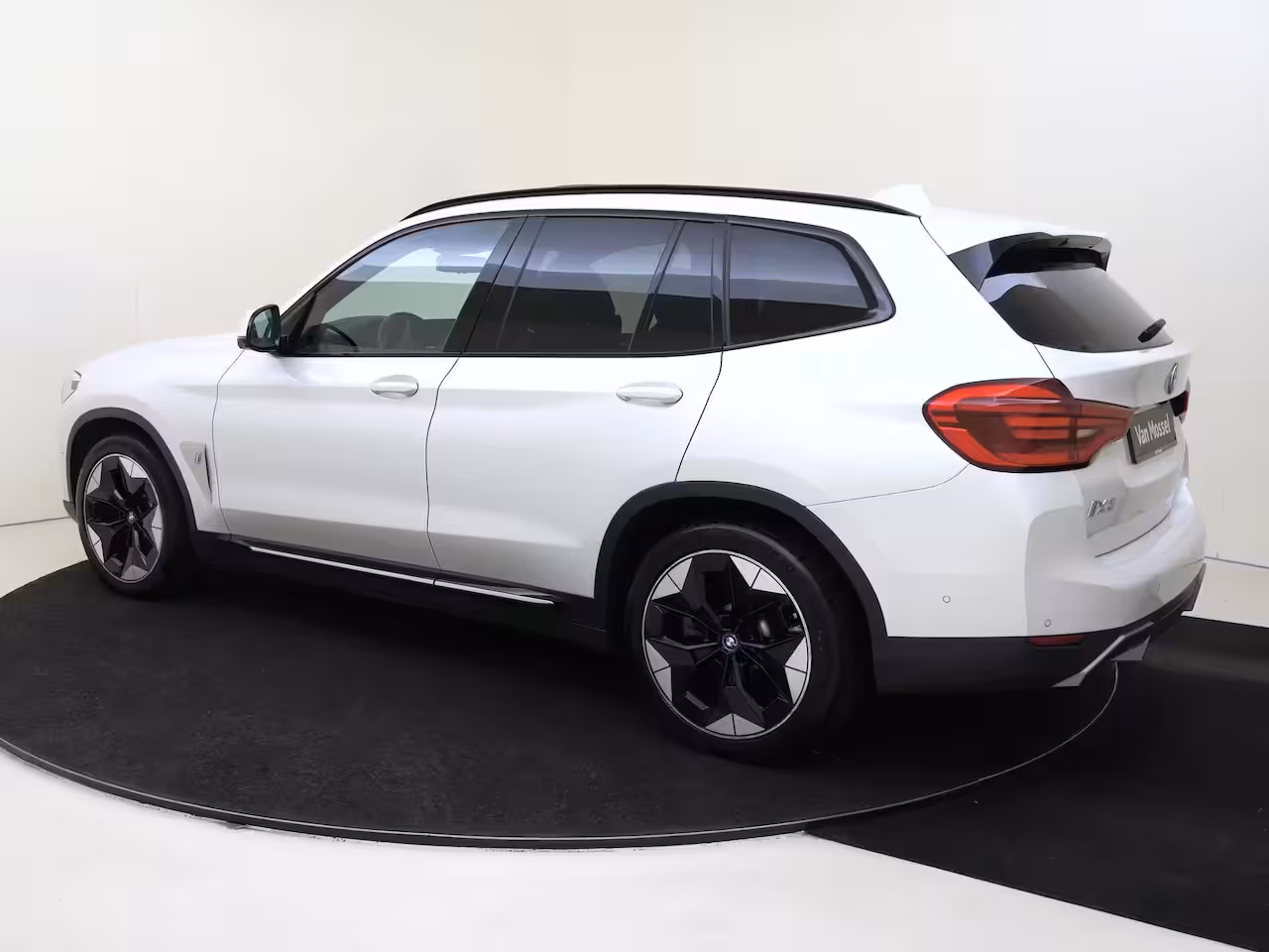 BMW iX3 High Executive 80 kWh | Shadow line pack | Trekhaak | Panoramadak | Apple carplay | Stoelv