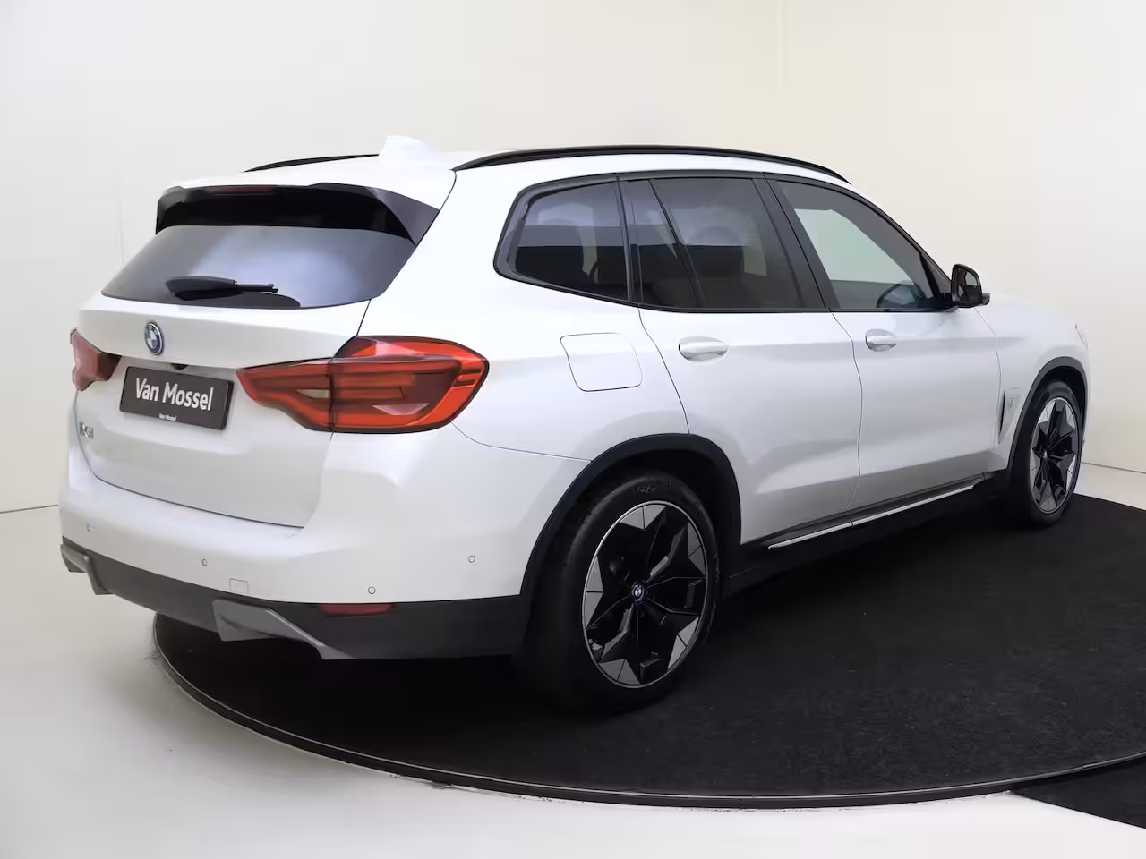 BMW iX3 High Executive 80 kWh | Shadow line pack | Trekhaak | Panoramadak | Apple carplay | Stoelv
