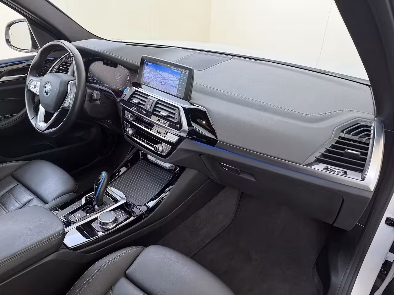 BMW iX3 High Executive 80 kWh | Shadow line pack | Trekhaak | Panoramadak | Apple carplay | Stoelv