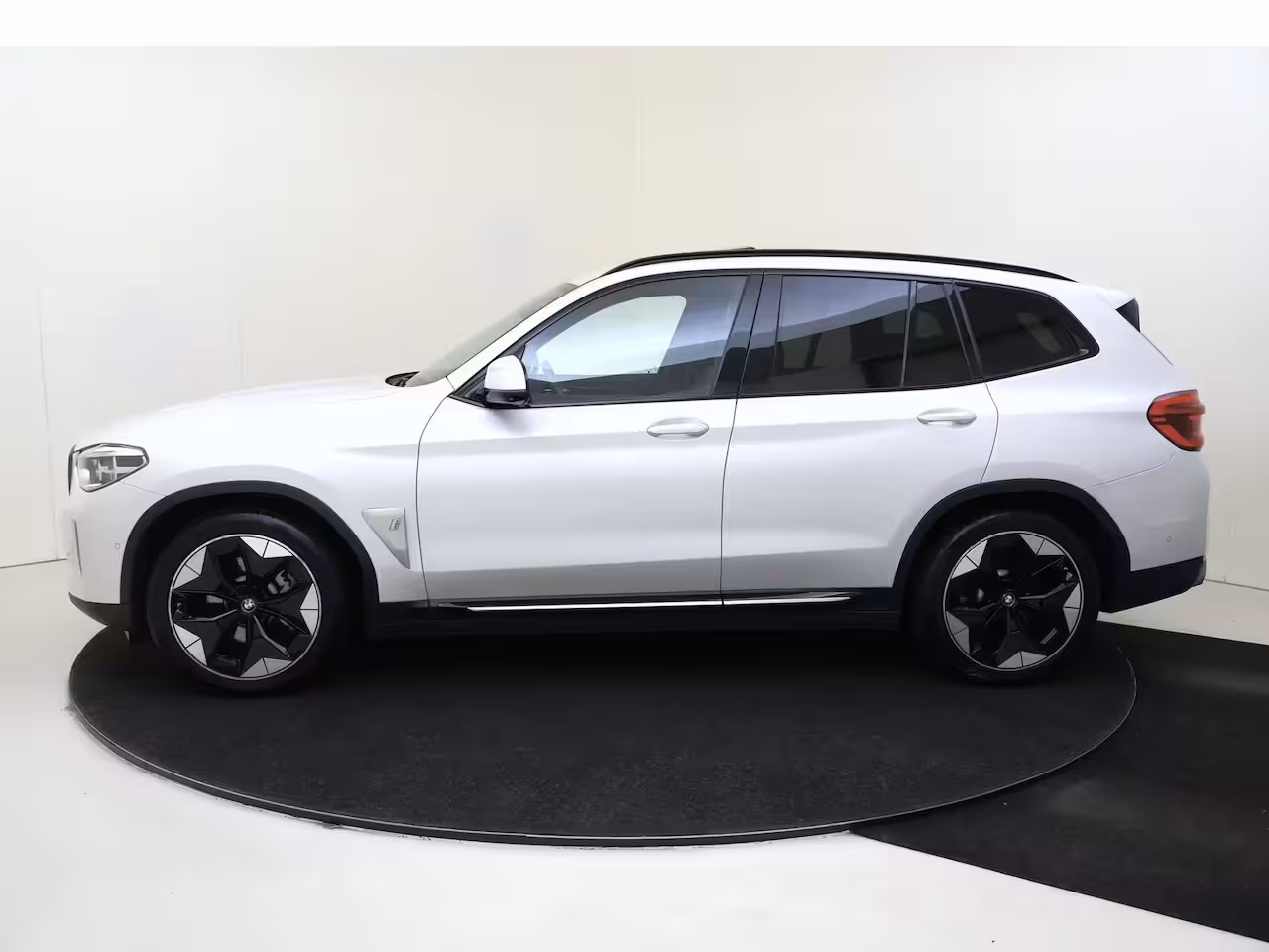 BMW iX3 High Executive 80 kWh | Shadow line pack | Trekhaak | Panoramadak | Apple carplay | Stoelv