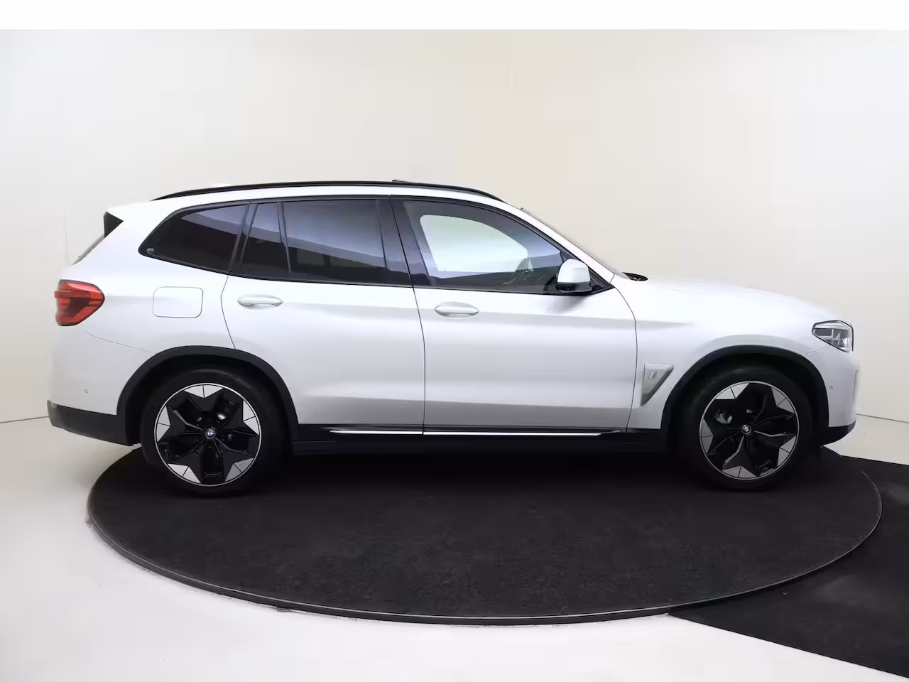 BMW iX3 High Executive 80 kWh | Shadow line pack | Trekhaak | Panoramadak | Apple carplay | Stoelv