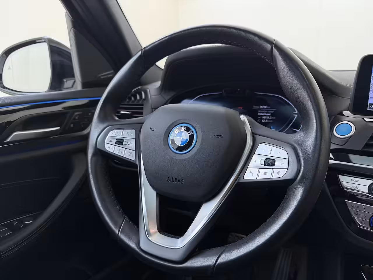 BMW iX3 High Executive 80 kWh | Shadow line pack | Trekhaak | Panoramadak | Apple carplay | Stoelv
