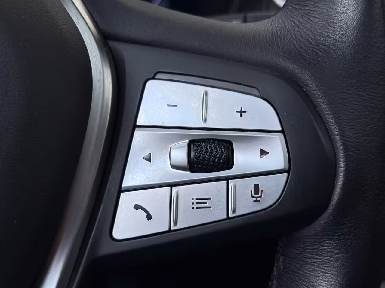BMW iX3 High Executive 80 kWh | Shadow line pack | Trekhaak | Panoramadak | Apple carplay | Stoelv