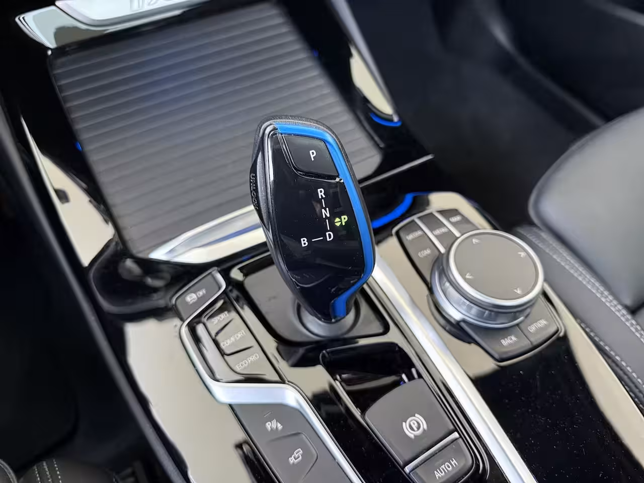 BMW iX3 High Executive 80 kWh | Shadow line pack | Trekhaak | Panoramadak | Apple carplay | Stoelv