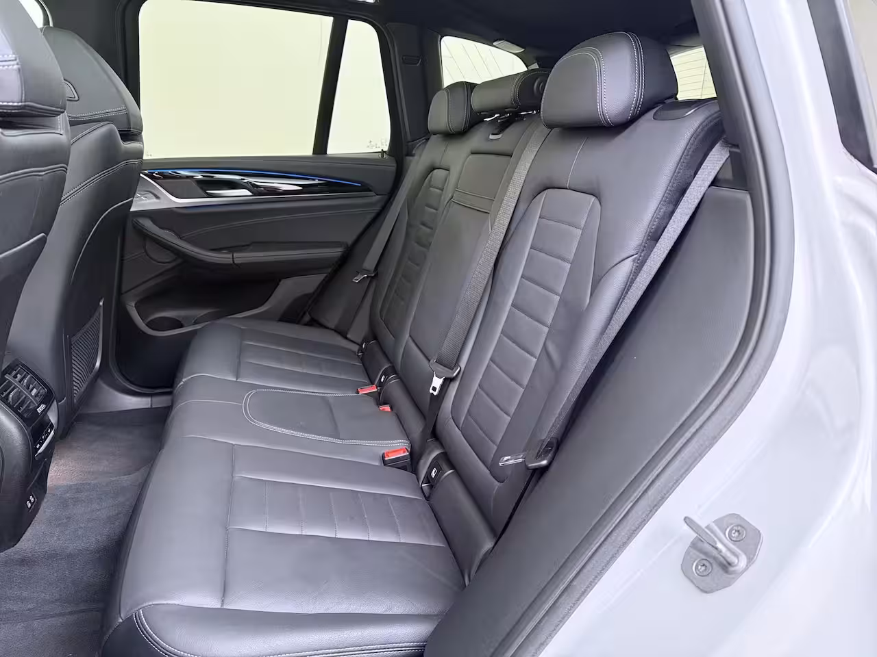 BMW iX3 High Executive 80 kWh | Shadow line pack | Trekhaak | Panoramadak | Apple carplay | Stoelv