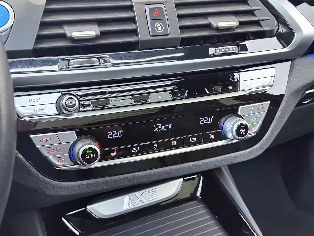BMW iX3 High Executive 80 kWh | Shadow line pack | Trekhaak | Panoramadak | Apple carplay | Stoelv