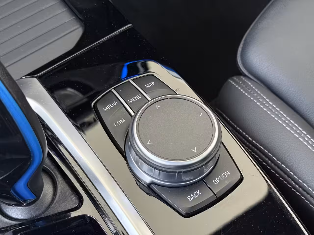 BMW iX3 High Executive 80 kWh | Shadow line pack | Trekhaak | Panoramadak | Apple carplay | Stoelv