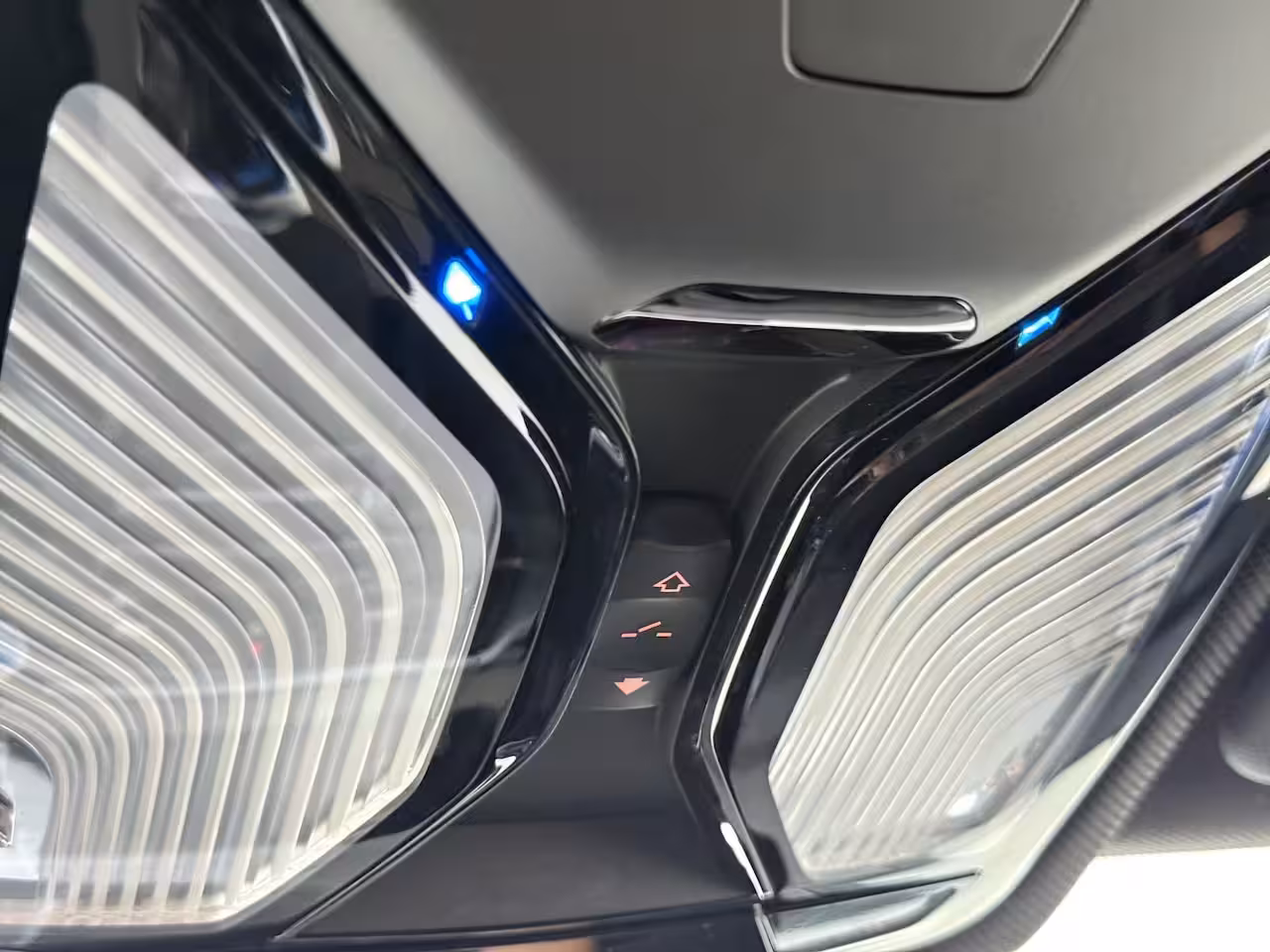 BMW iX3 High Executive 80 kWh | Shadow line pack | Trekhaak | Panoramadak | Apple carplay | Stoelv