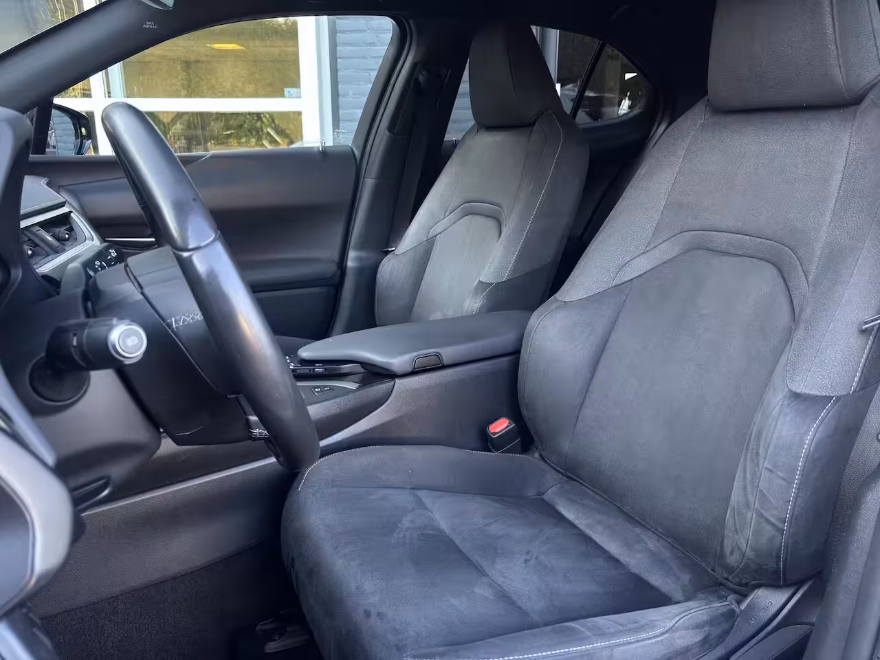 Lexus UX 250h AWD Executive Line | Adaptieve Cruise Control | Verwarmde voorstoelen | Alcantara Bek