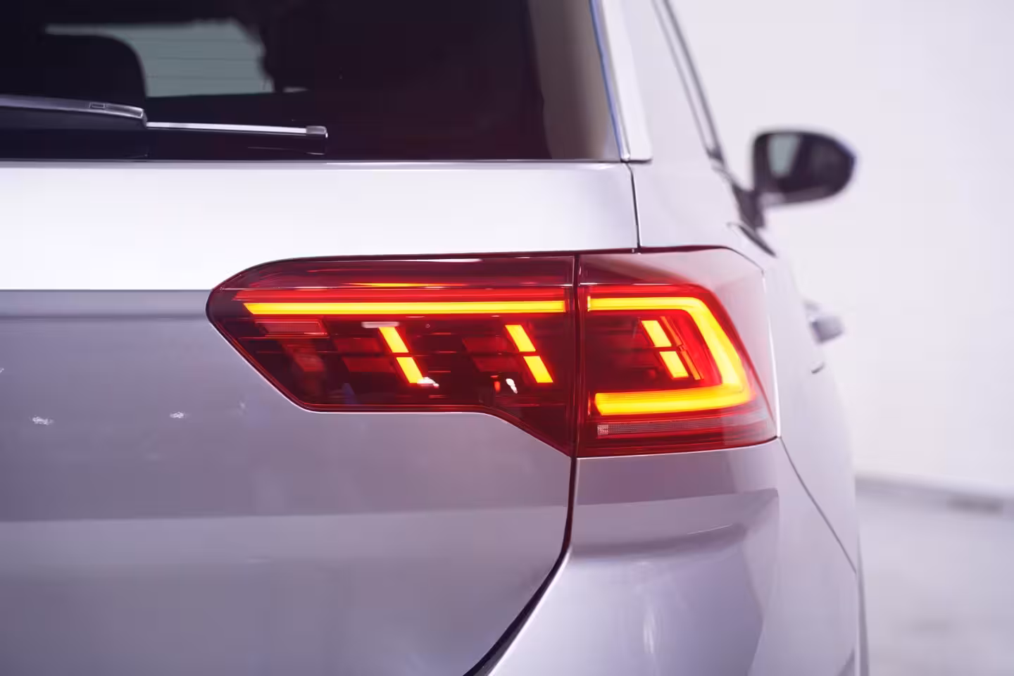 Volkswagen T-Roc 1.5 TSI 150 pk Aut. R Line Ext/Int. Matrix LED Dodehoek Assist, Elek. Achterklep, 19" LMV,