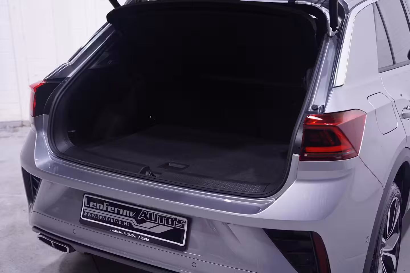 Volkswagen T-Roc 1.5 TSI 150 pk Aut. R Line Ext/Int. Matrix LED Dodehoek Assist, Elek. Achterklep, 19" LMV,