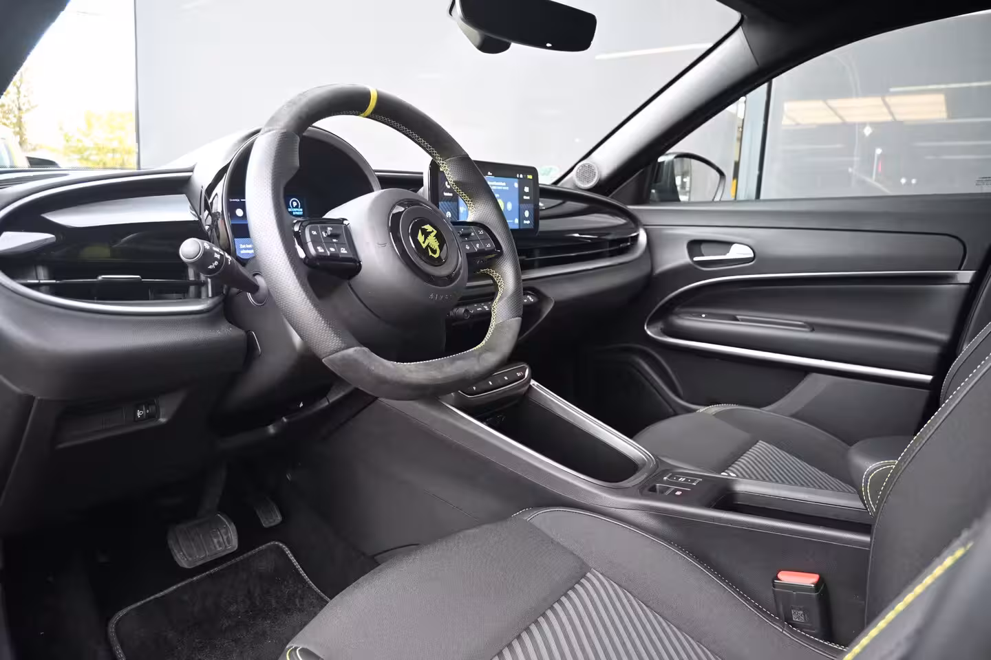 Abarth 600e Turismo 54 kWh 96%SOH | Navigatie by App | Parkeersensoren | Full-LED |
