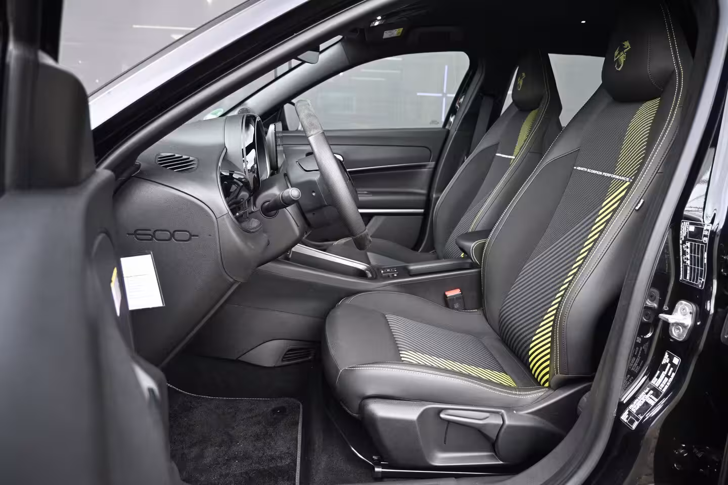 Abarth 600e Turismo 54 kWh 96%SOH | Navigatie by App | Parkeersensoren | Full-LED |