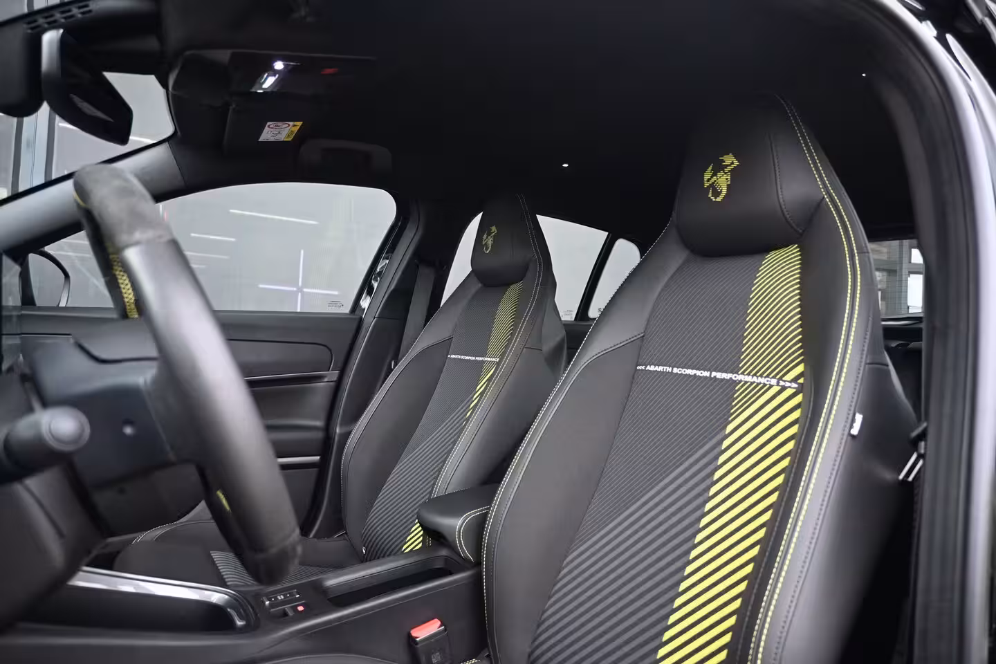 Abarth 600e Turismo 54 kWh 96%SOH | Navigatie by App | Parkeersensoren | Full-LED |