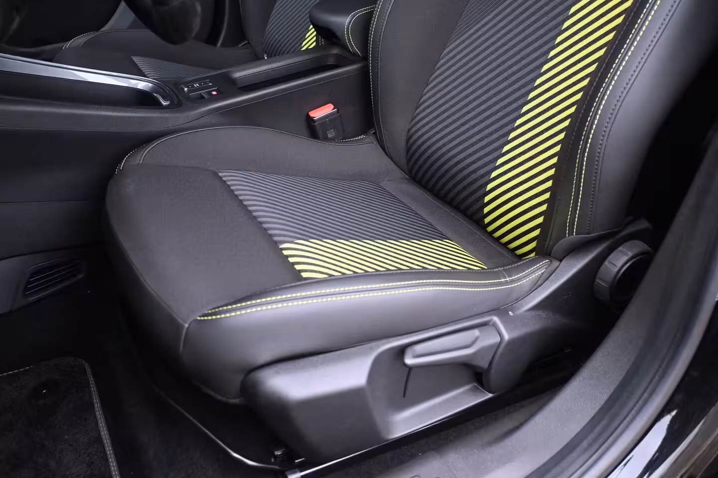Abarth 600e Turismo 54 kWh 96%SOH | Navigatie by App | Parkeersensoren | Full-LED |