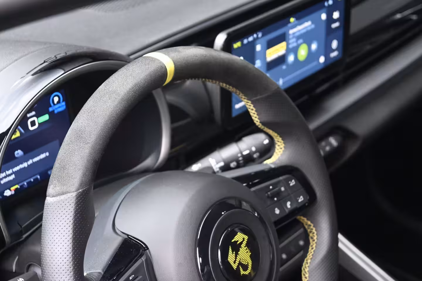 Abarth 600e Turismo 54 kWh 96%SOH | Navigatie by App | Parkeersensoren | Full-LED |
