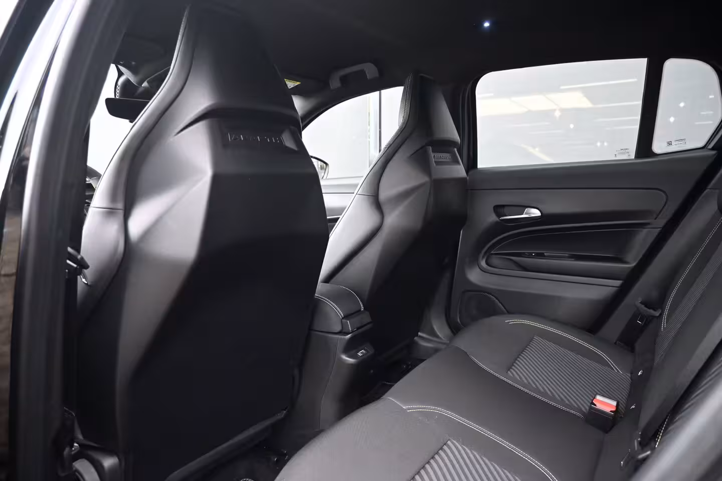 Abarth 600e Turismo 54 kWh 96%SOH | Navigatie by App | Parkeersensoren | Full-LED |