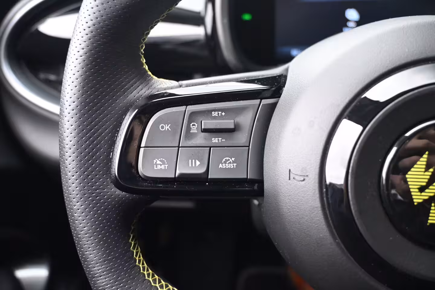 Abarth 600e Turismo 54 kWh 96%SOH | Navigatie by App | Parkeersensoren | Full-LED |