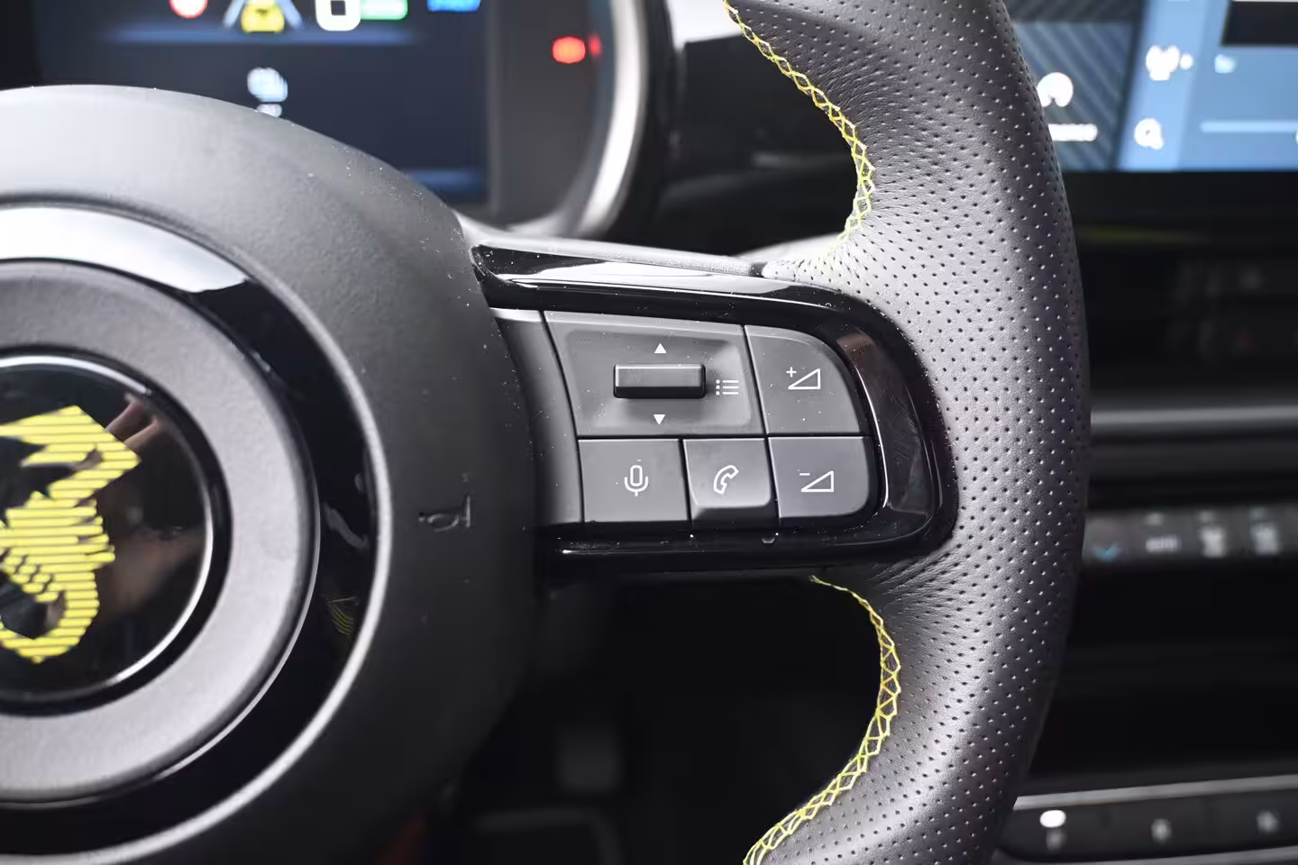 Abarth 600e Turismo 54 kWh 96%SOH | Navigatie by App | Parkeersensoren | Full-LED |