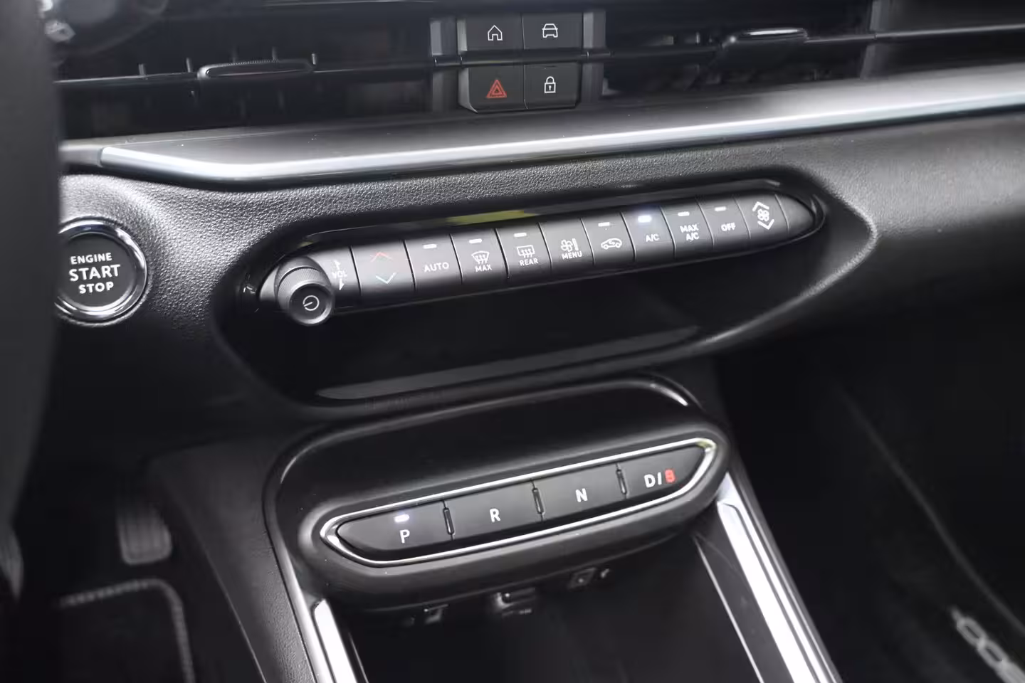 Abarth 600e Turismo 54 kWh 96%SOH | Navigatie by App | Parkeersensoren | Full-LED |
