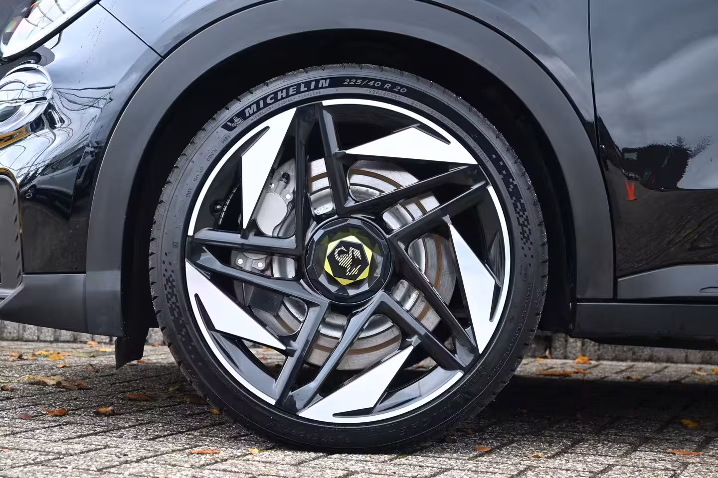 Abarth 600e Turismo 54 kWh 96%SOH | Navigatie by App | Parkeersensoren | Full-LED |