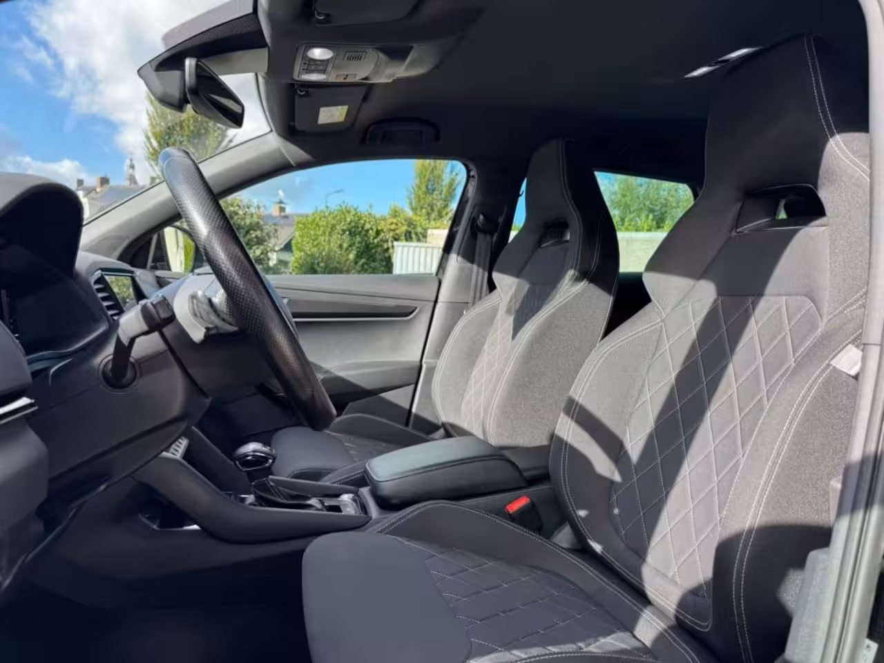 Skoda Karoq 1.5 TSI SPORTLINE Sportstoelen Zwartoptiek Stoelverw. voor/achter Keyless Sfeerverl