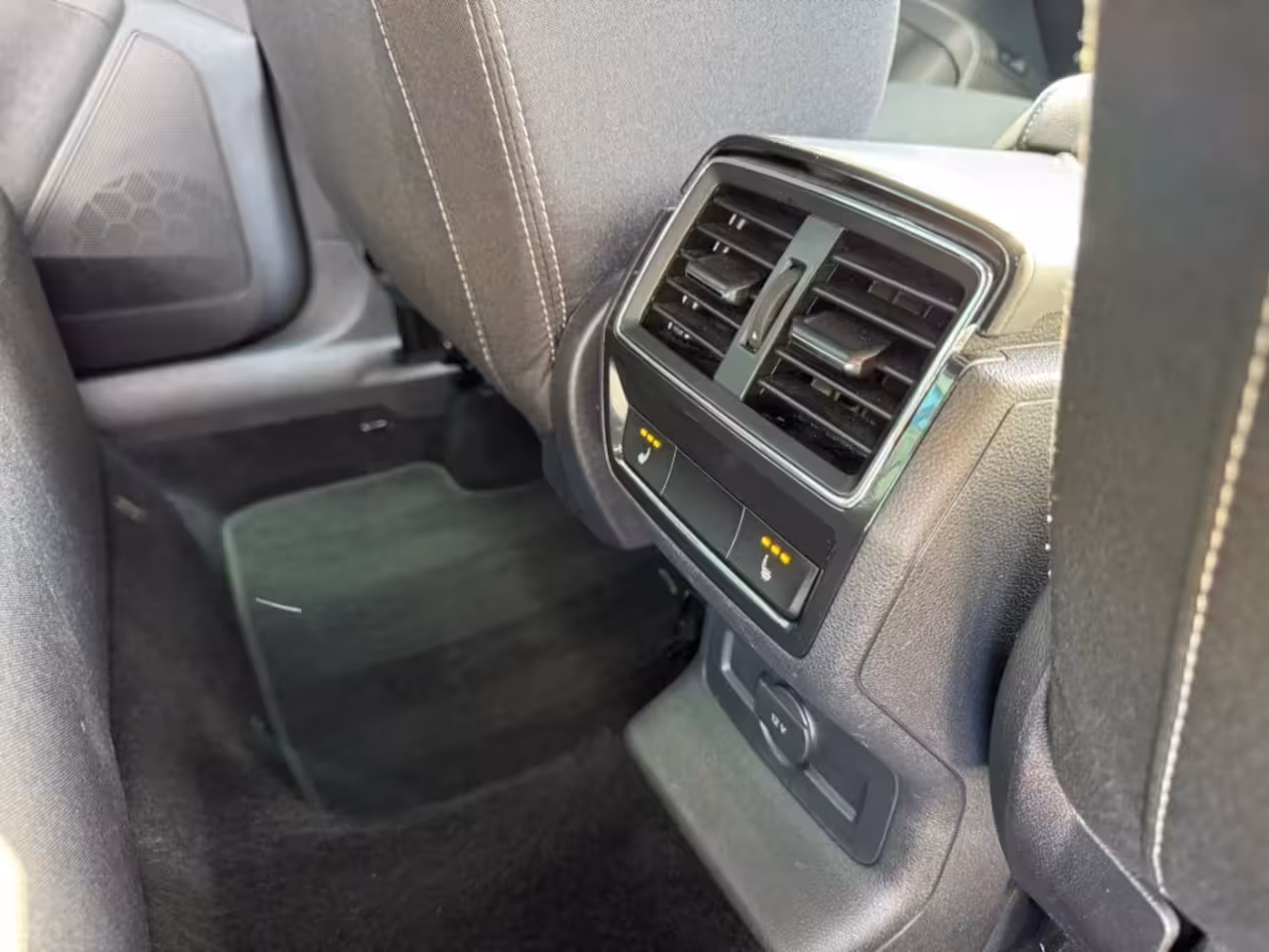 Skoda Karoq 1.5 TSI SPORTLINE Sportstoelen Zwartoptiek Stoelverw. voor/achter Keyless Sfeerverl