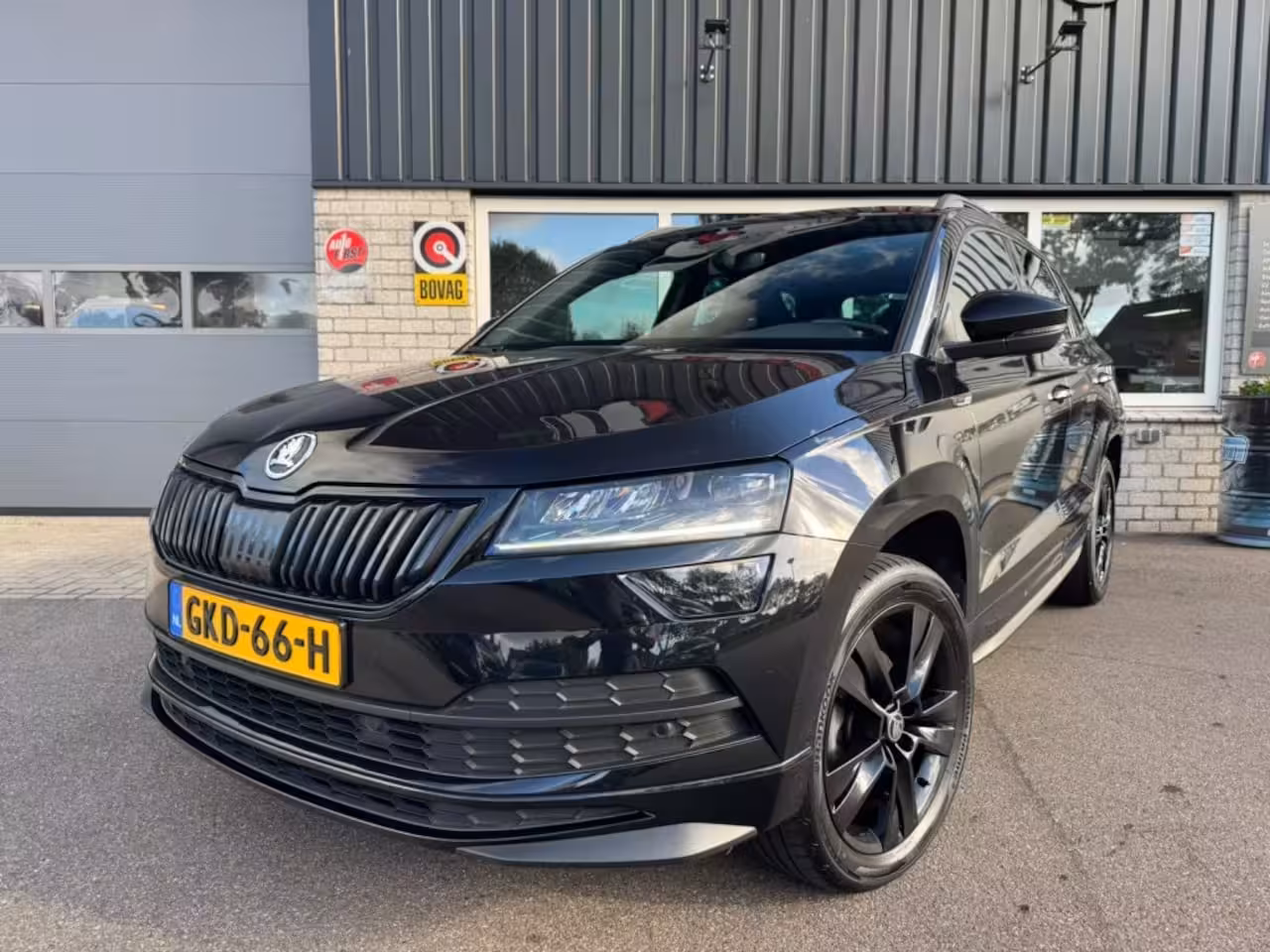 Skoda Karoq 1.5 TSI SPORTLINE Sportstoelen Zwartoptiek Stoelverw. voor/achter Keyless Sfeerverl