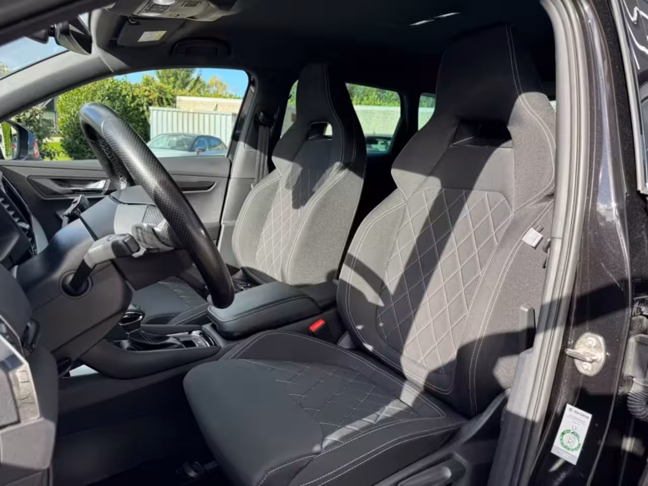 Skoda Karoq 1.5 TSI SPORTLINE Sportstoelen Zwartoptiek Stoelverw. voor/achter Keyless Sfeerverl