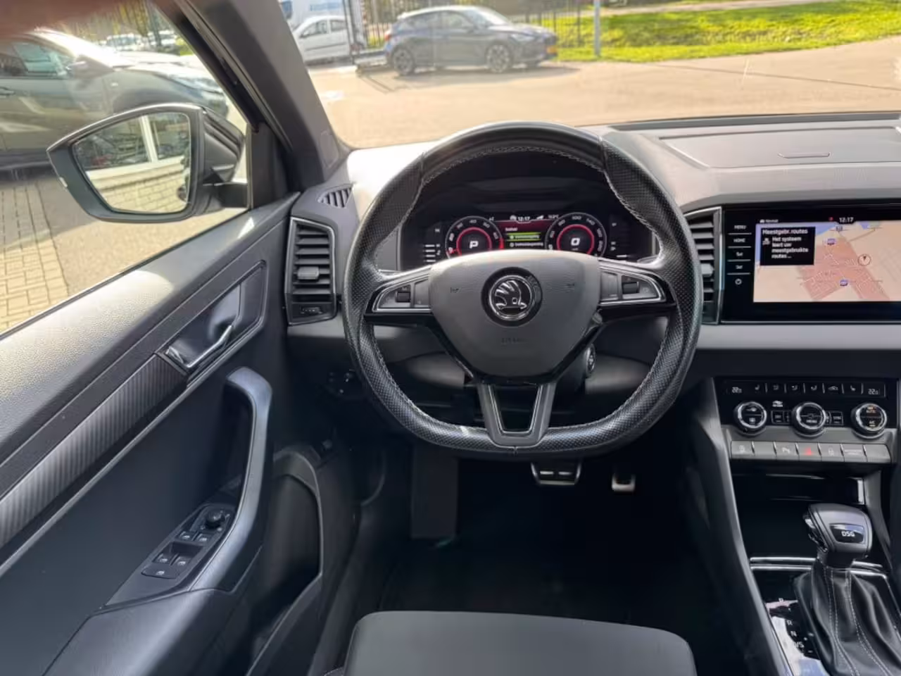 Skoda Karoq 1.5 TSI SPORTLINE Sportstoelen Zwartoptiek Stoelverw. voor/achter Keyless Sfeerverl
