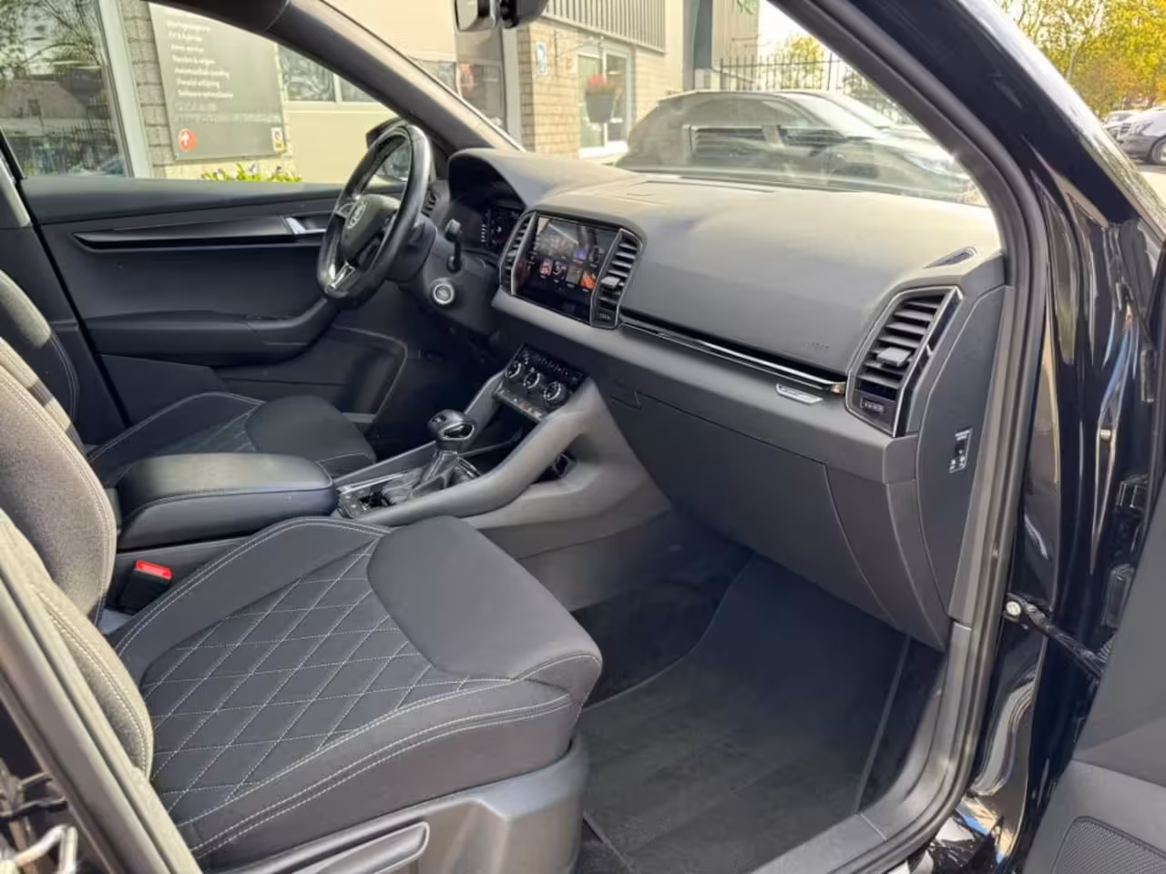 Skoda Karoq 1.5 TSI SPORTLINE Sportstoelen Zwartoptiek Stoelverw. voor/achter Keyless Sfeerverl