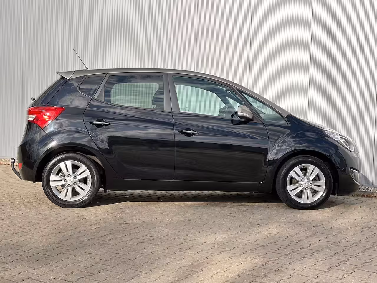 Hyundai ix20 1.6i Go | Stoelverwarming | Trekhaak | After market Achteruitrijcamera | Bluetooth telefoo